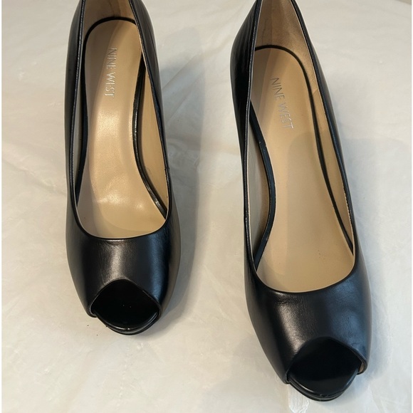 Nine West black‎ peep toe heel, like new, size 8.5M. - Picture 2 of 7